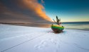 Obraz Wieloczęściowy Kuter Rybacki Na Zaśnieżonej Plaży W Sopocie