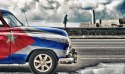 Obraz Wieloczęściowy Samochód Z Kubańską Flagą Na Ulicach Hawany